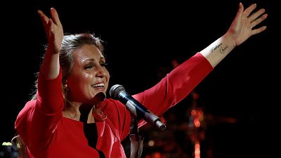 Tarde lo que tarde - Niña Pastori, 25 años navegando en la música - Escuchar ahora