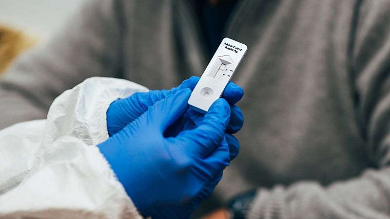 Ayuso dará test gratis a los madrileños en las farmacias antes de la Navidad