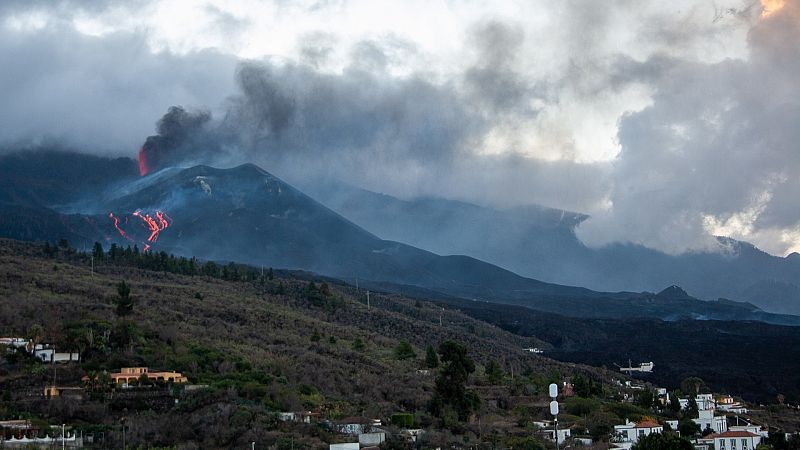 La lava del volcán avanza sin amenazar nuevas poblaciones de La Palma
