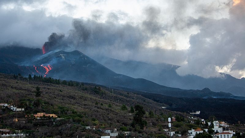 La lava del volcán avanza sin amenazar nuevas poblaciones de La Palma