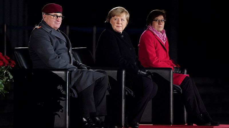 Nina Hagen, rosas rojas y una banda militar para despedir a Angela Merkel en Alemania