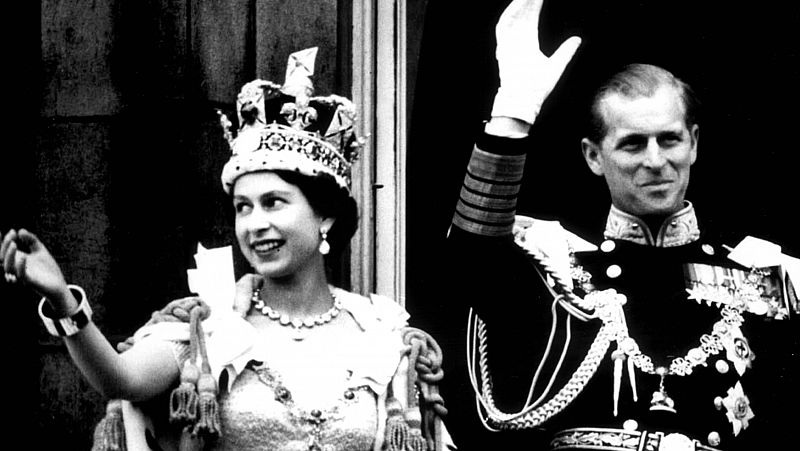 El reinado de Isabel II, en diez momentos clave