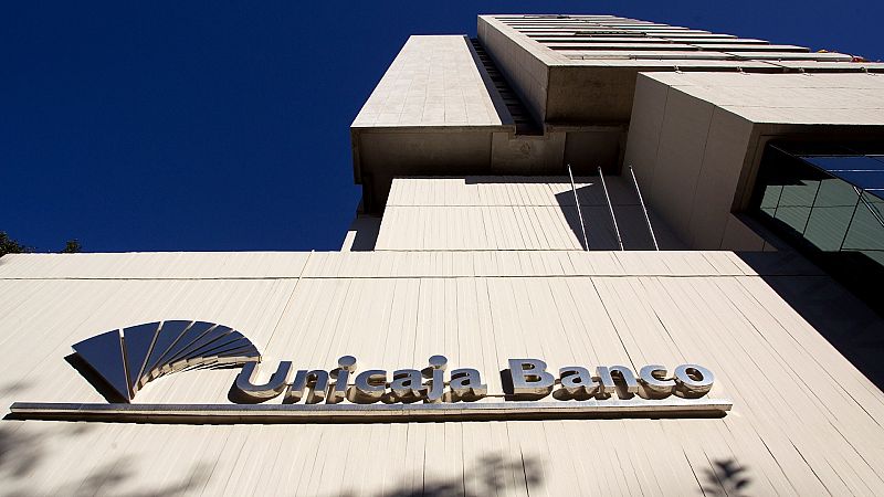 Unicaja alcanza un acuerdo con los sindicatos para el ERE: un máximo de 1.513 despidos y el cierre de unas 400 oficinas