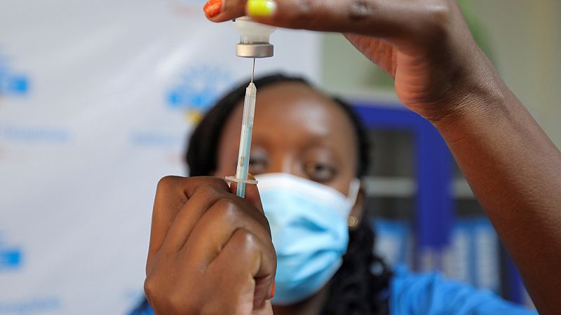 Las donaciones de vacunas de COVAX en tiempos de ómicron: las dosis siguen sin llegar a los países más pobres