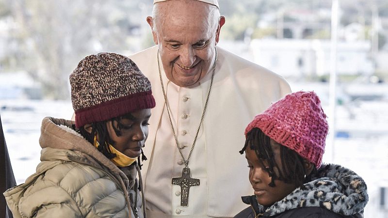 El papa visita el centro de migrantes en Lesbos: "Detengamos este naufragio de civilización"
