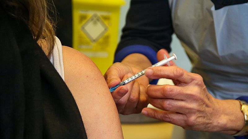 Los científicos diseccionan ómicron para averiguar si hay que adaptar las vacunas
