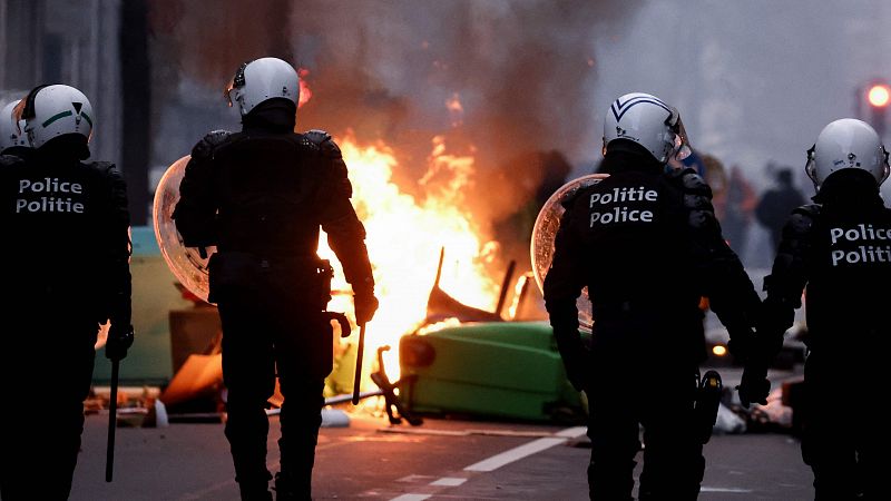 Veinte detenidos y seis heridos en una protesta en Bruselas contra las restricciones