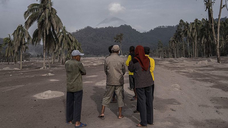 Al menos 14 muertos y decenas de heridos por la erupción del volcán indonesio Semeru