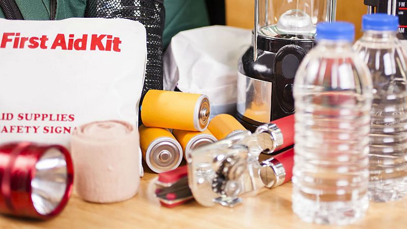 ¿Qué hay que llevar en un kit de emergencia para un apagón?