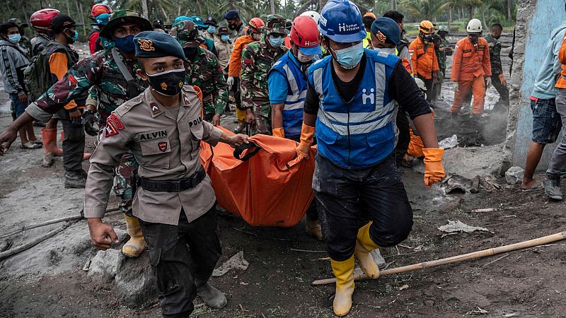 El número de muertos por la erupción del volcán Semeru en Indonesia se eleva a 22