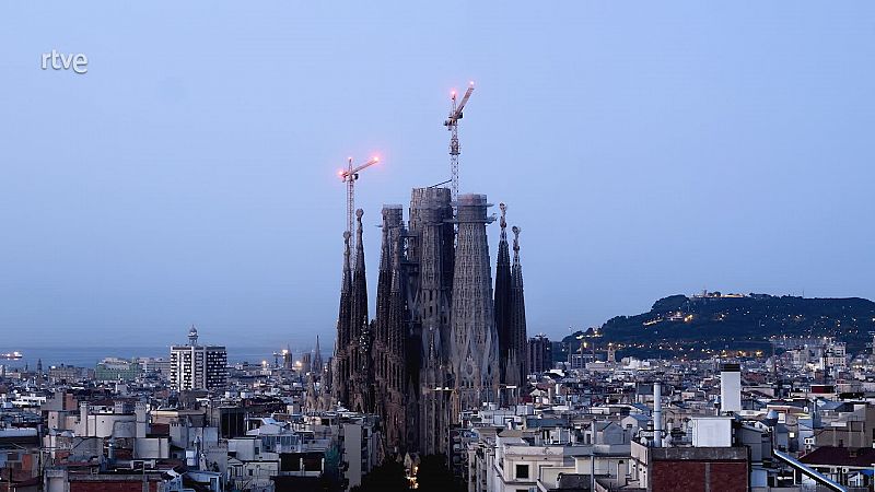 La Sagrada Família il·lumina per primera vegada la Torre de la Mare de Déu