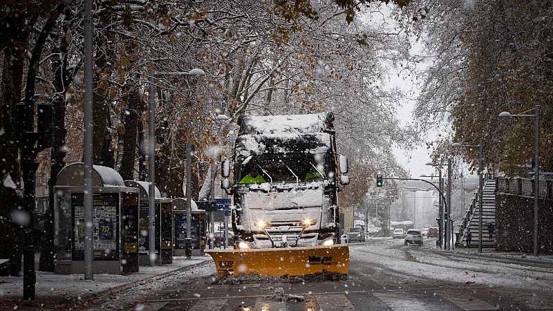 La nieve complica el tráfico en carreteras y puertos de montaña del norte en plena vuelta del puente