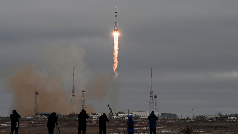 Rusia lanza a un multimillonario japonés a la Estación Espacial Internacional, el primer turista en 12 años