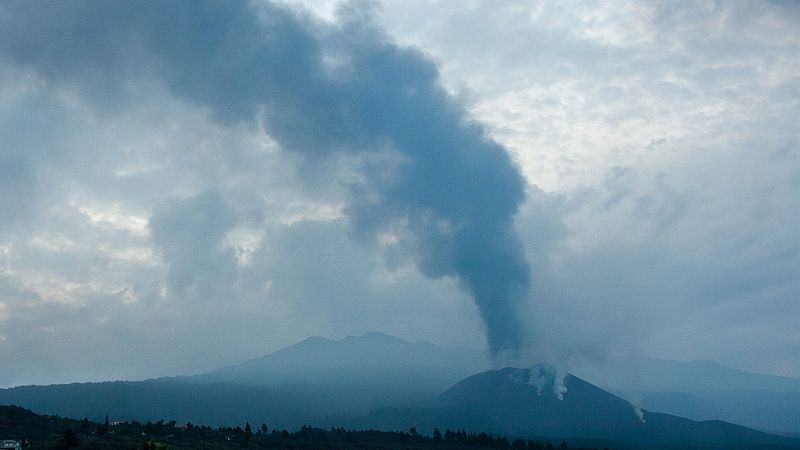 El volcán de La Palma deja de emitir ceniza y se reanudan los vuelos en la isla