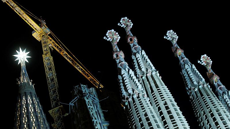La nueva estrella de la Sagrada Familia ilumina la ciudad de Barcelona
