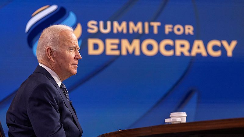 Biden pide a "cada generación" renovar la democracia frente al autoritarismo