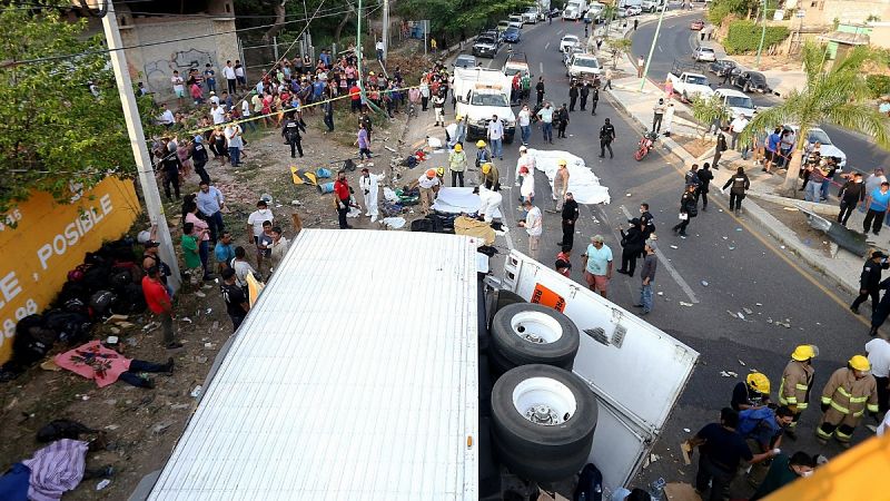 Al menos 53 migrantes muertos tras volcar el camión en el que viajaban por México