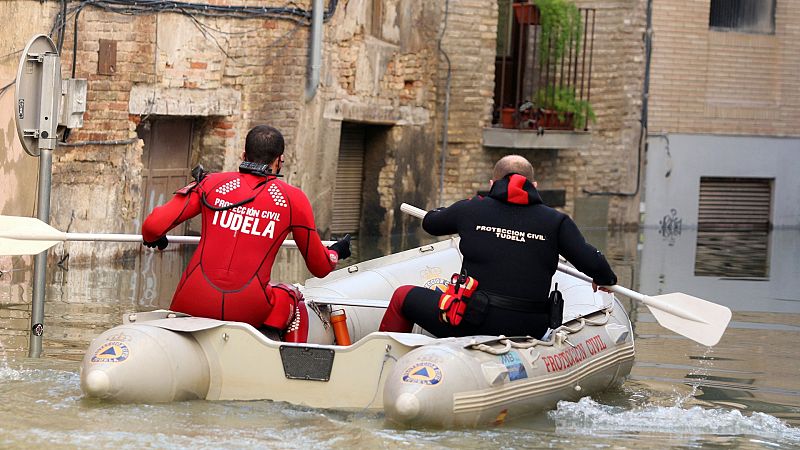 La crecida del Ebro deja más de un metro de agua en las calles de Tudela y pone en alerta a Aragón