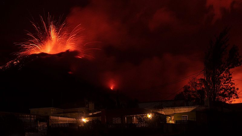 El volcán de La Palma se reactiva de forma intensa tras varios días a la baja