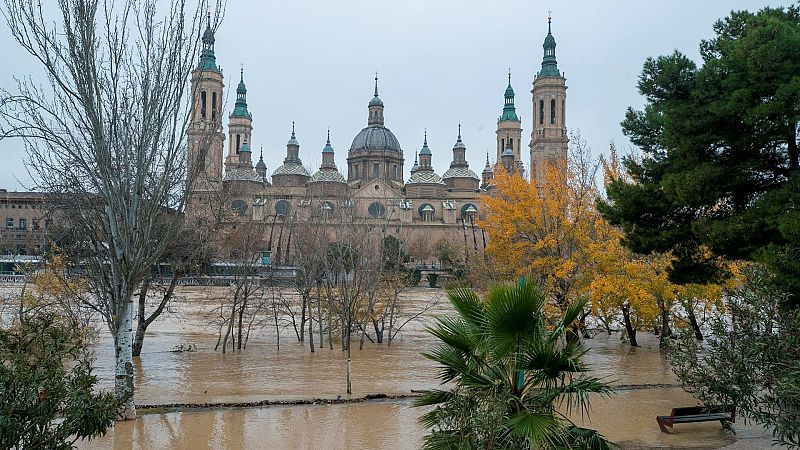 La punta de la crecida pasa por Zaragoza con un caudal menor de lo previsto y alcanza la Ribera Baja