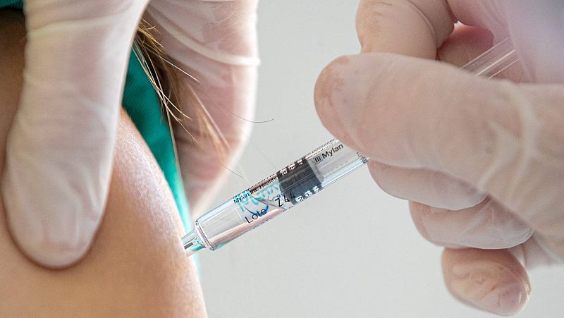 Siete de cada diez no vacunados esgrimen que las vacunas "se han desarrollado muy rápido y no son seguras"