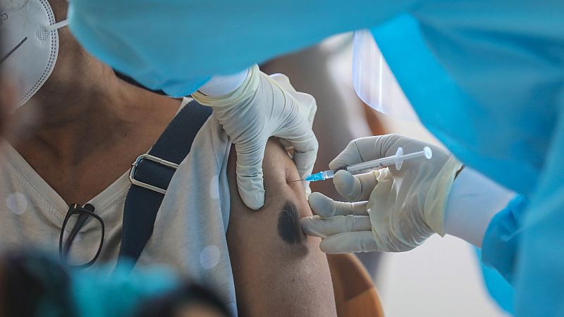 La UE pide una acción "urgente" frente a ómicron: "La vacunación no será suficiente"