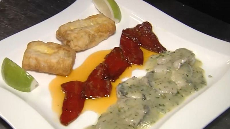 Receta de merluza rebozada con kokotxas en salsa verde y pimientos