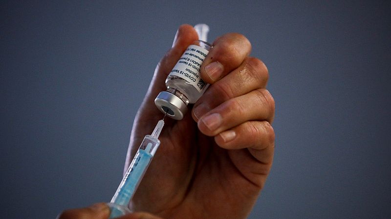 Sanidad aprueba extender las dosis de refuerzo a mayores de 40 años y a vacunados con AstraZeneca