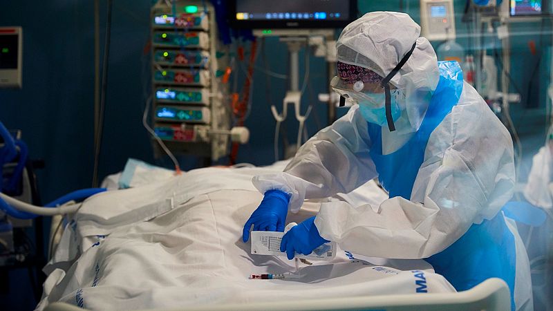 Nueve comunidades ya están en nivel de riesgo alto por la ocupación de sus UCI, con Cataluña disparada