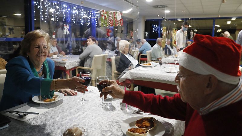 Varias comunidades recomiendan reducir las reuniones en Navidad ante el avance de ómicron