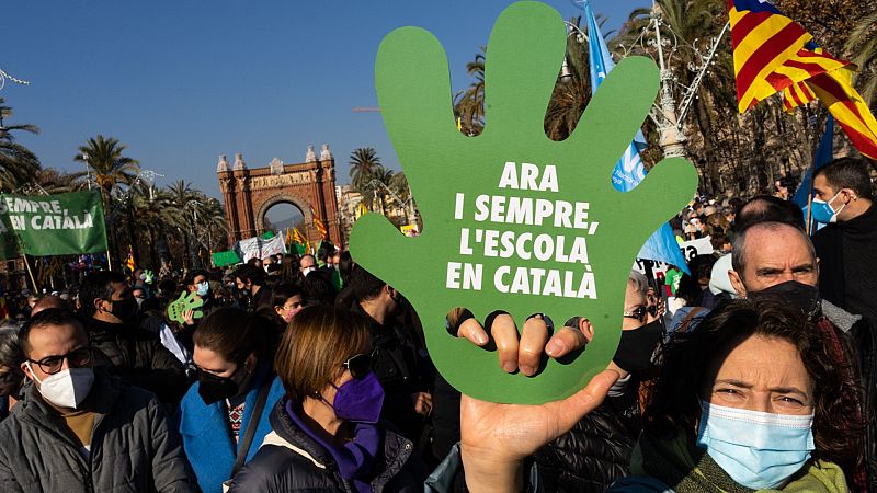 Miles de personas se manifiestan en Barcelona en defensa de la escuela en catalán