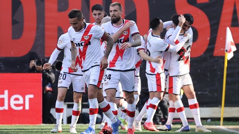 El Rayo consolida su plaza europea y la Real sigue cayendo tras perder con el Villarreal