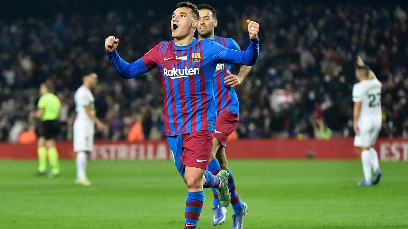 La cantera salva al Barça en un sufrido triunfo ante el Elche