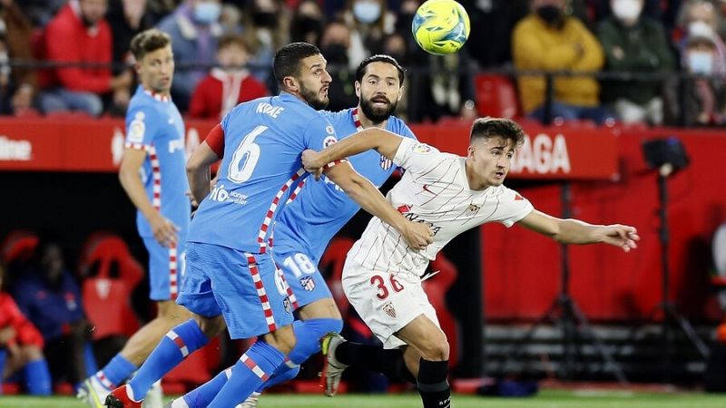 Ocampos rescata al Sevilla y agrava la crisis del Atlético