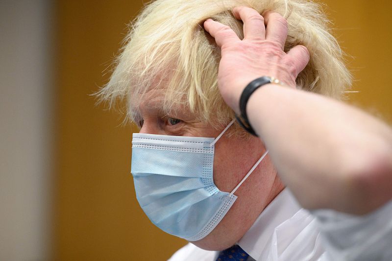 Una foto de Boris Johnson bebiendo en grupo durante el confinamiento vuelve a dañar su imagen
