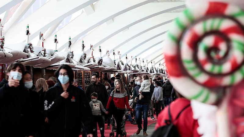 Vuelta a los toques de queda, mascarillas en exteriores... ¿qué plantean las comunidades frente a la variante ómicron?