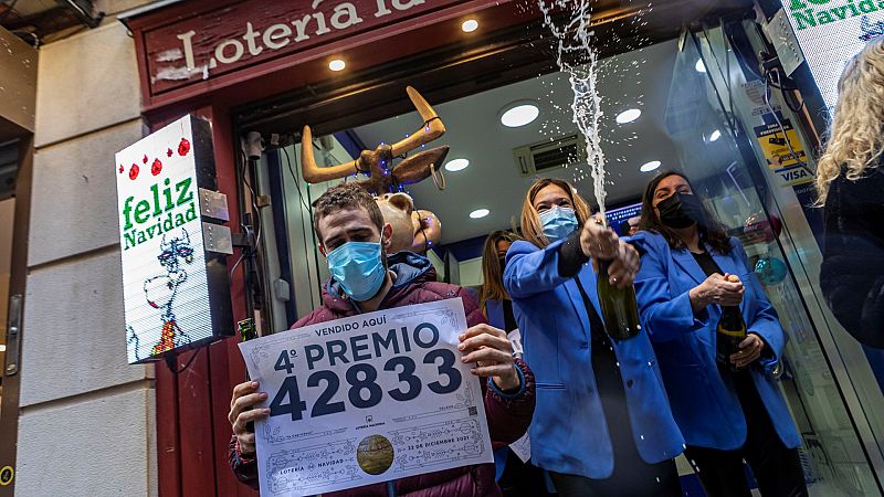 Los cuartos premios de la Lotería de Navidad, el 42.833 y el 91.179, muy repartidos