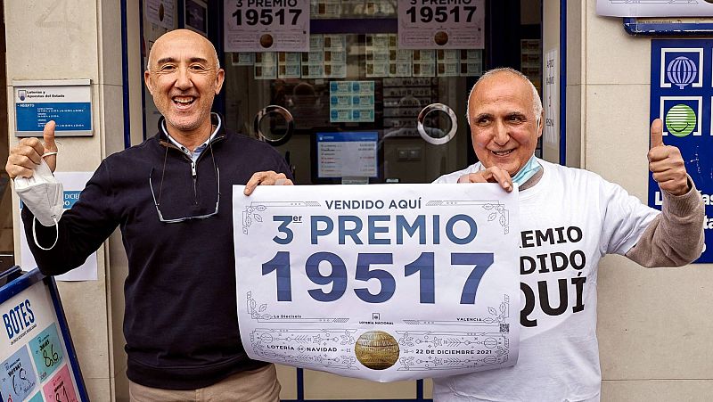 El 19.517, tercer premio de la Lotería de Navidad, lleva la suerte a Valencia, Barcelona, Almería y Badajoz