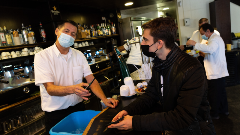 La sexta ola dispara los contagios entre los veinteañeros, que ya son el grupo de edad con mayor incidencia