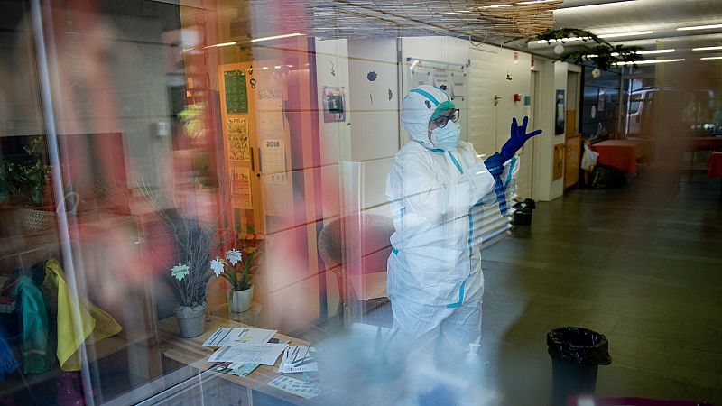 Cataluña rectifica y elimina la cuarentena para los contactos estrechos contagiados siguiendo el criterio de Sanidad