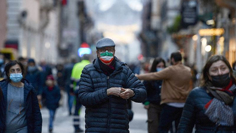 Italia vuelve a imponer la mascarilla en la calle y cierra discotecas ante el avance de ómicron