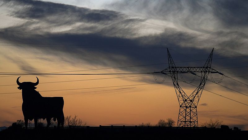 La luz cae este lunes hasta 96,08 euros/MWh, su precio más bajo en casi dos meses