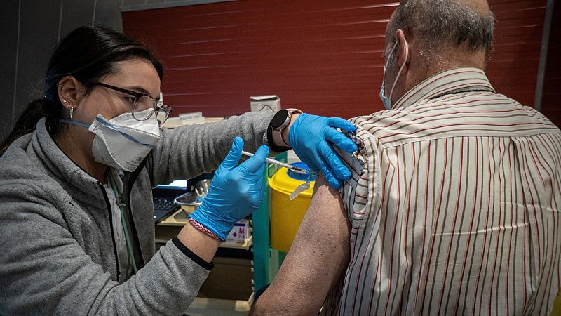 Doce meses del pinchazo de Araceli: el éxito de la campaña de vacunación en España