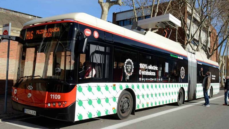 TMB conclou que el conductor del bus H16 va obrir la porta a les noies després de demanar-ho