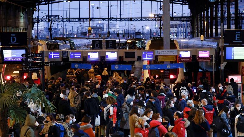 Francia impone un mínimo de tres días de teletrabajo y adelanta la dosis de refuerzo