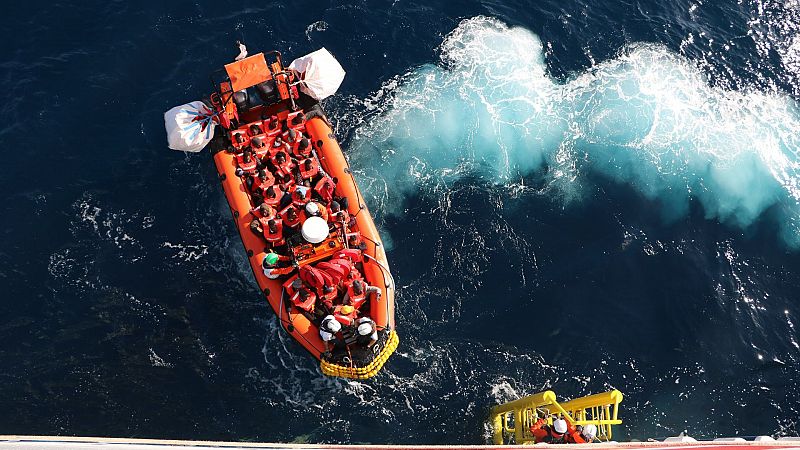 Al menos 15 migrantes muertos al naufragar una embarcación junto a la costa de Libia