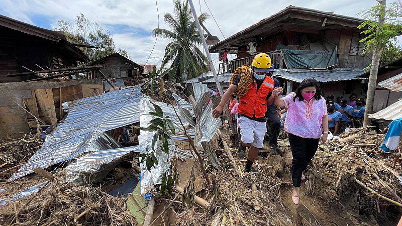 Suben a casi 400 los muertos y a 83 los desaparecidos tras el paso del tifón Rai en Filipinas