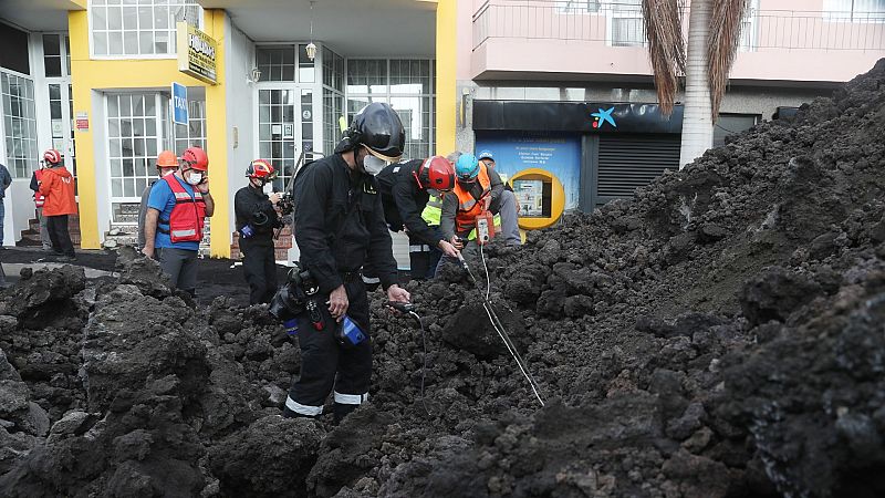 Las autoridades realizan la primera prueba satisfactoria de retirada de lava en La Palma