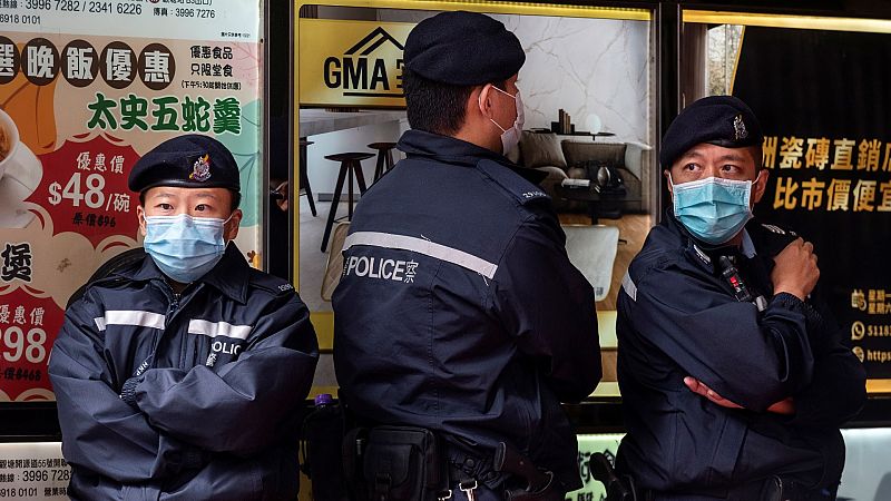 La policía de Hong Kong detiene a seis directivos del periódico prodemocrático 'Stand News'