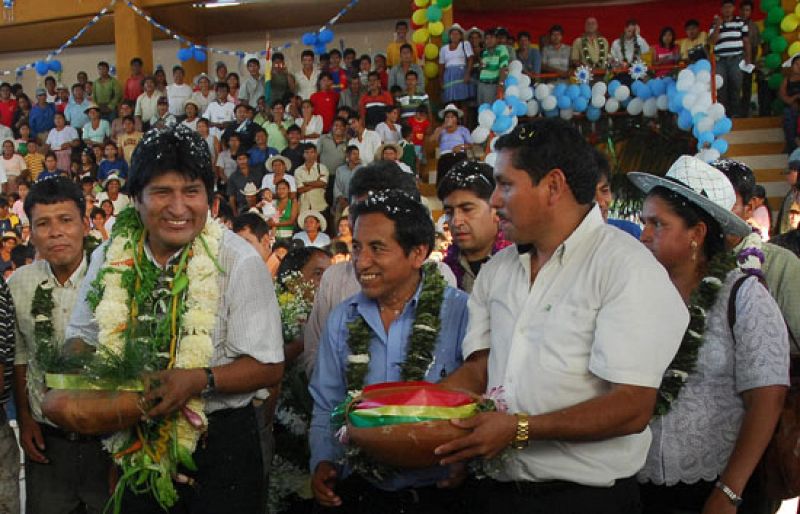 Evo Morales defiende su reforma constitucional para una Bolivia dividida el día del referéndum